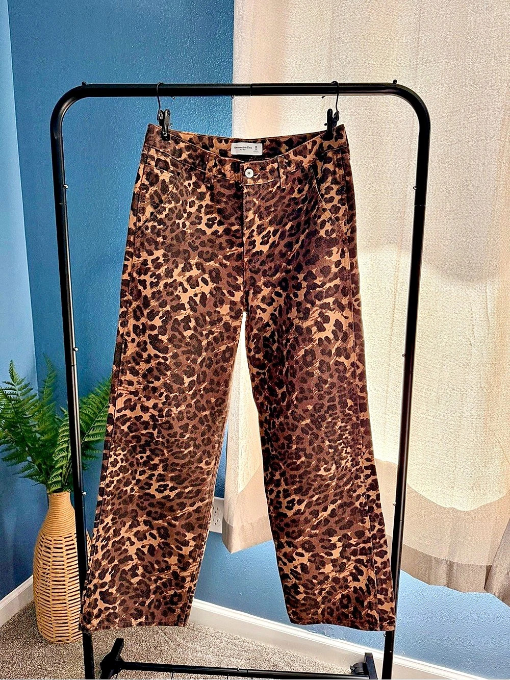 Abercrombie & Fitch Mid Rise Wide Leg Leopard Print Denim. Size 28/6